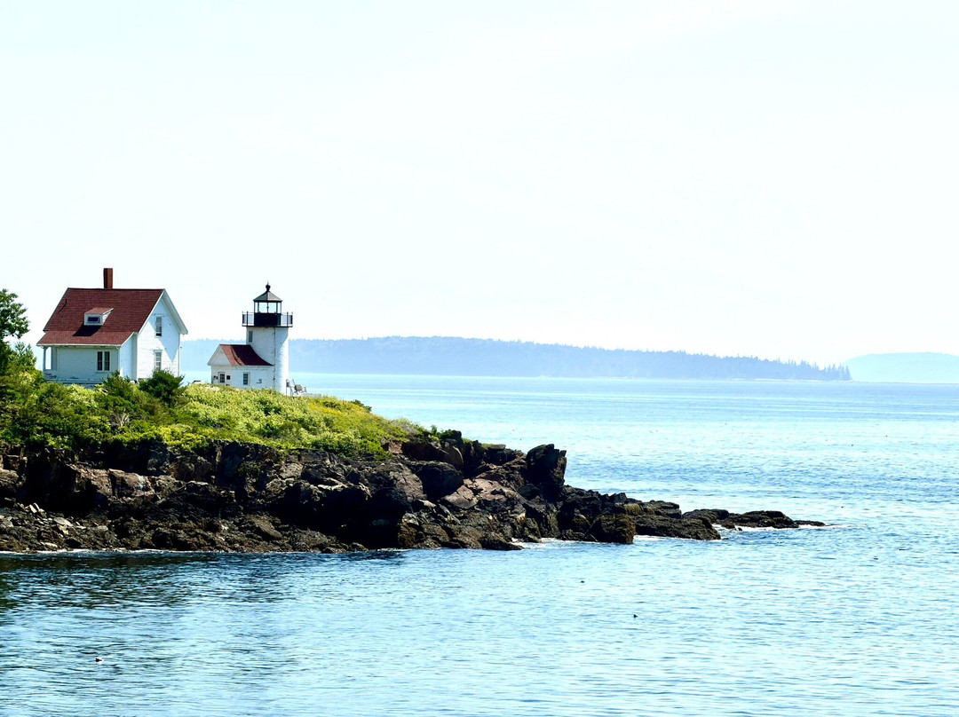 Burnt Island Lighthouse-Southport必去景点