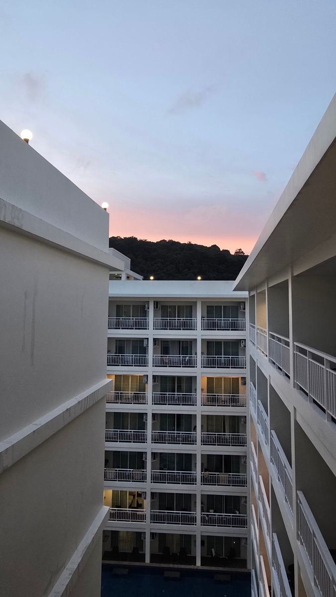 卡隆海滩查纳莱山坡度假村-旅行者
