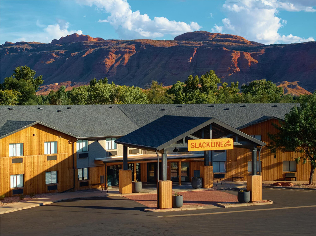 Slackline Moab, Outset Collection by Hilton
