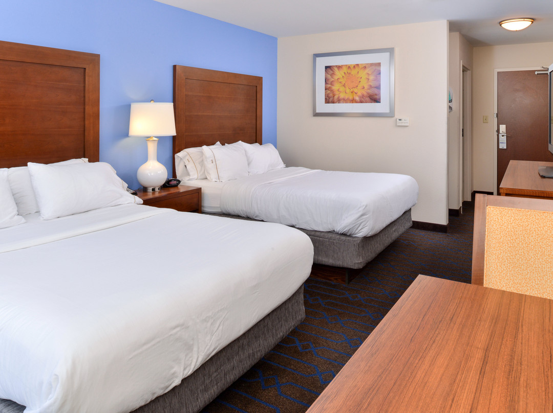Holiday Inn Express & Suites Terre Haute by IHG主图