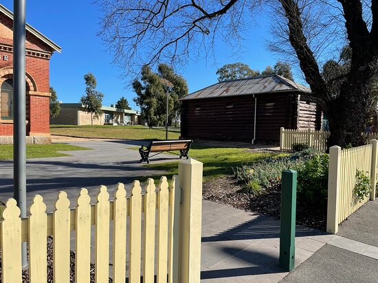 Eaglehawk Log Lock Up-Eaglehawk必去景点