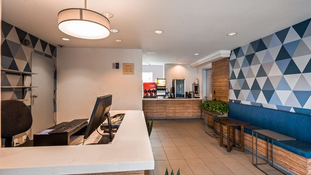 贝斯特韦斯特优质行政套房酒店主图