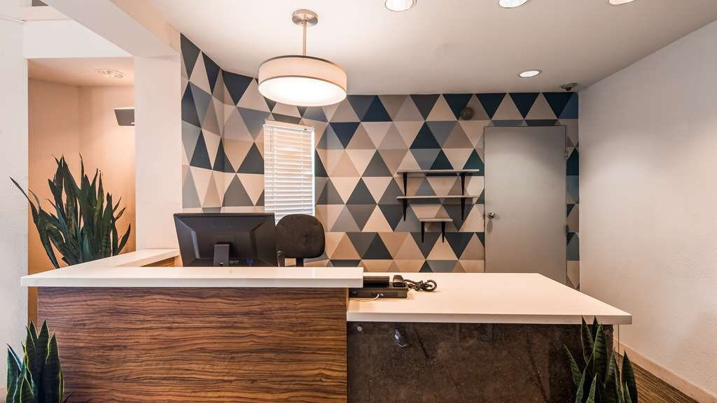 贝斯特韦斯特优质行政套房酒店主图