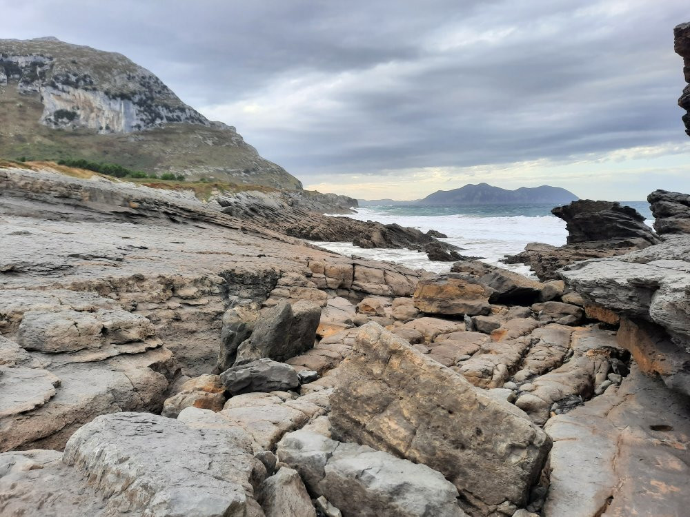 Cabo Cebollero O Ballena De Sonabia-Castro Urdiales必去景点