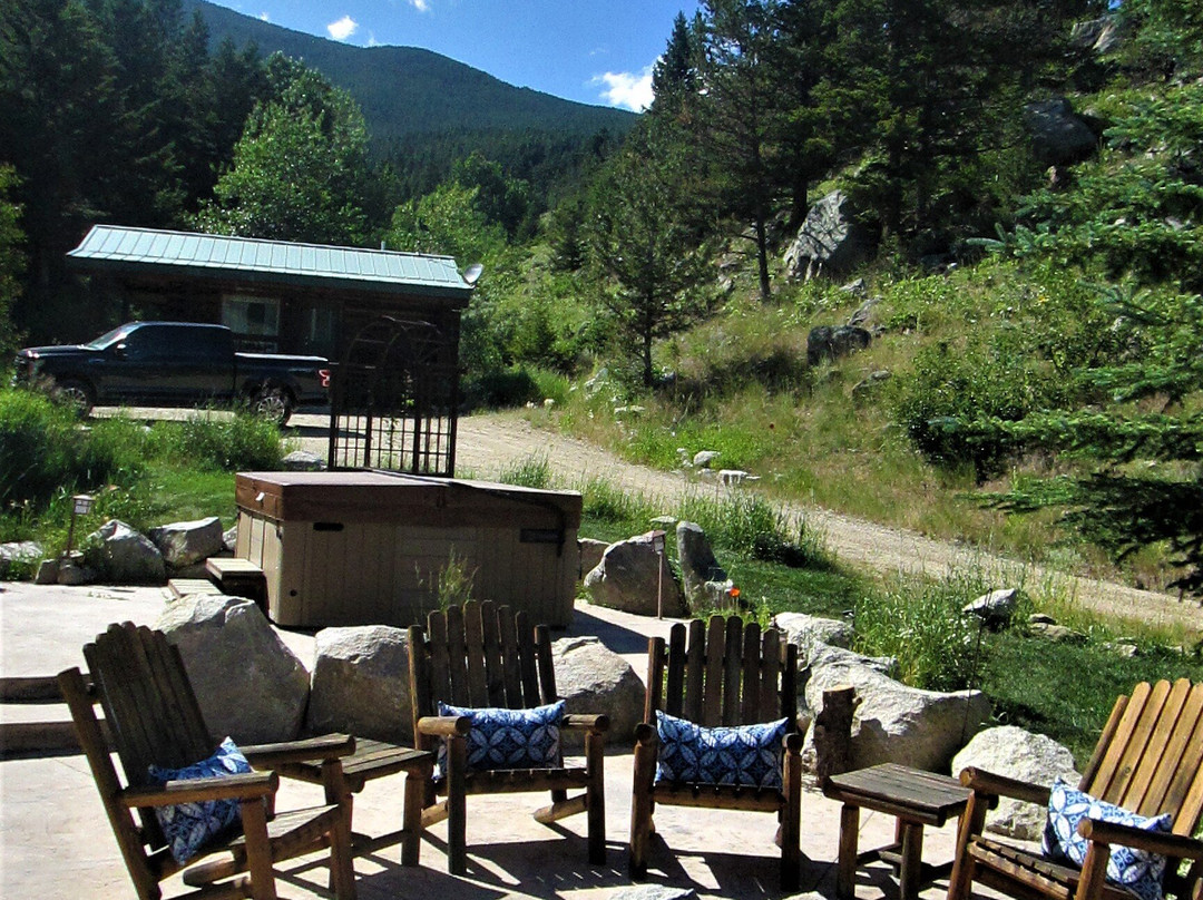 Two Bears Inn Bed & Breakfast主图