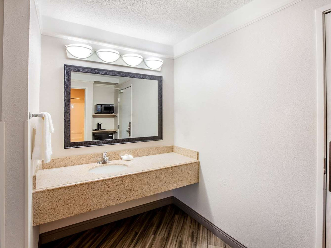 La Quinta Inn & Suites by Wyndham Houston Baytown East主图