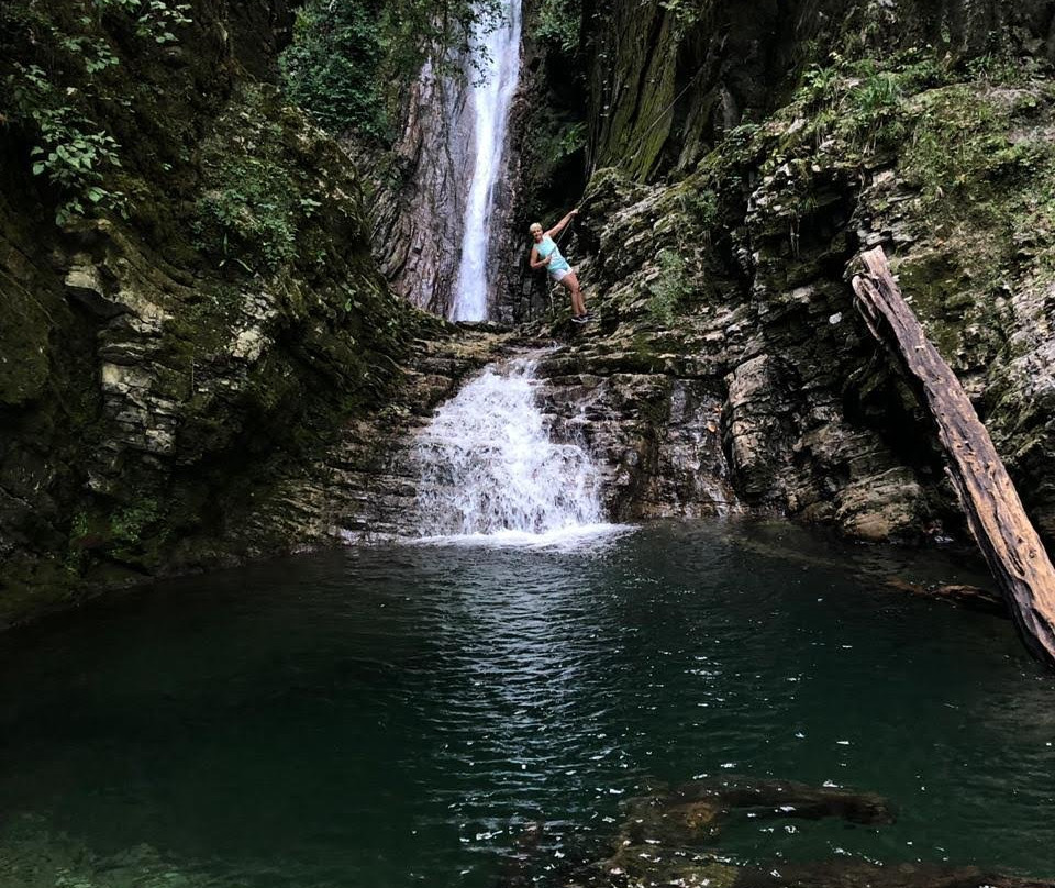 Bzogu Waterfall景点图片