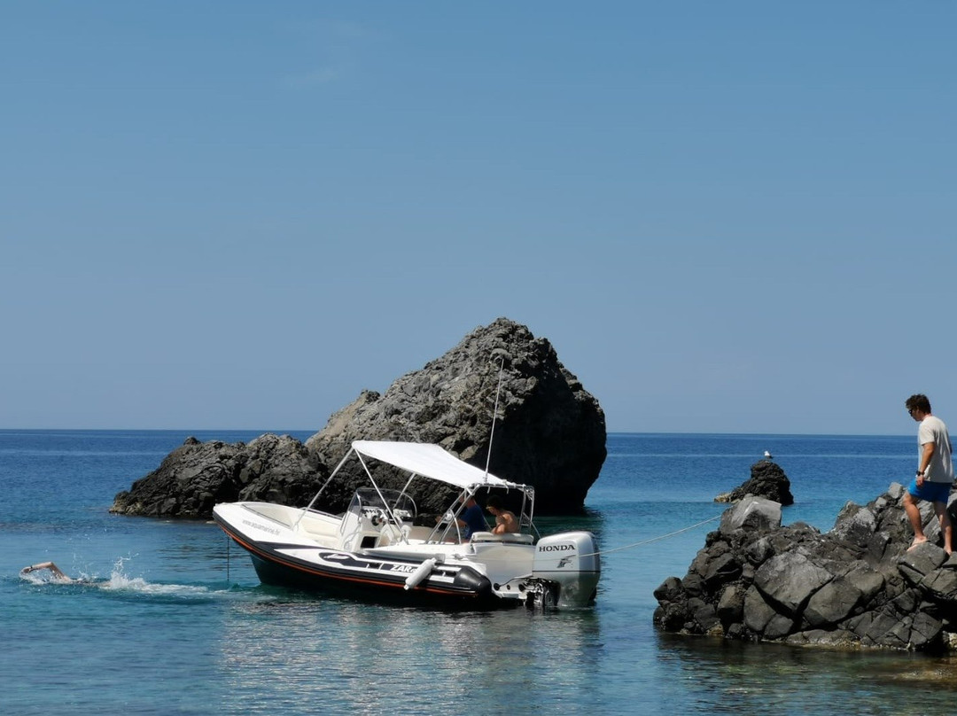 Aquamarine boat tours景点图片