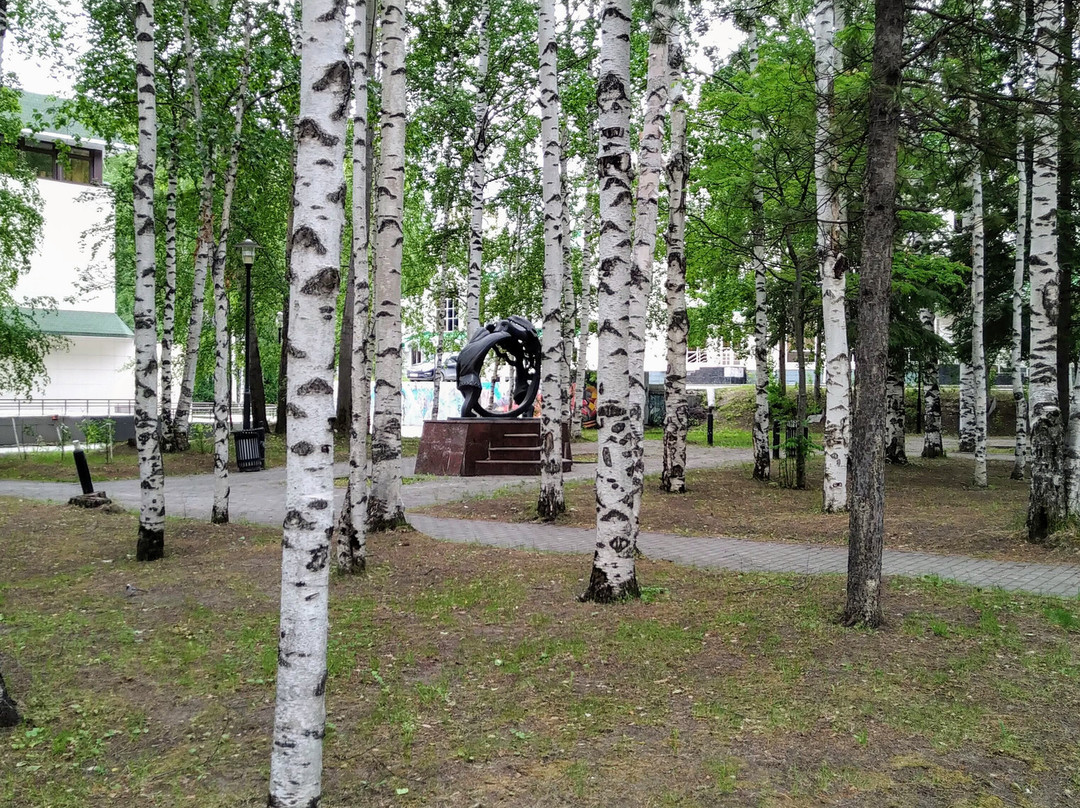 Skulʹpturnaya Kompozitsiya «Ohotnik i Medvedʹ»景点图片