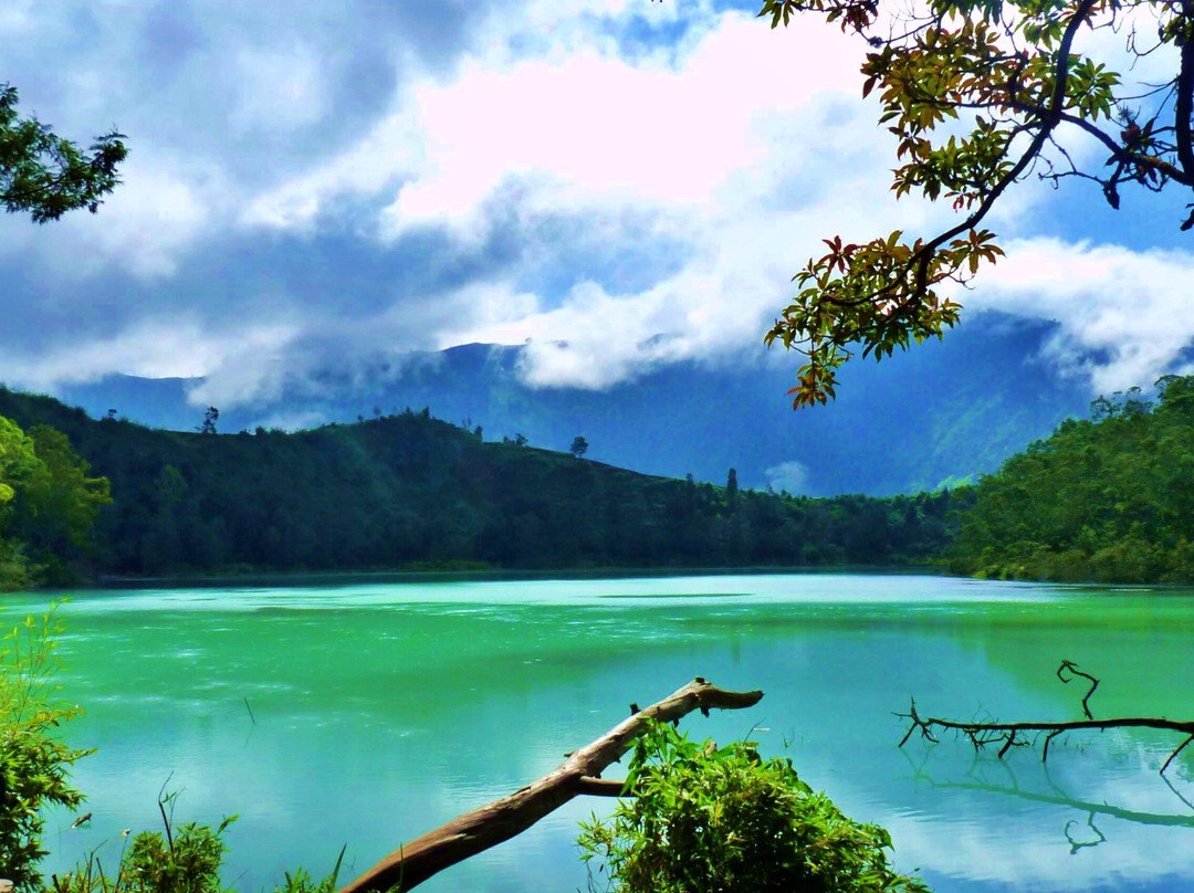 3 Colored Lake景点图片