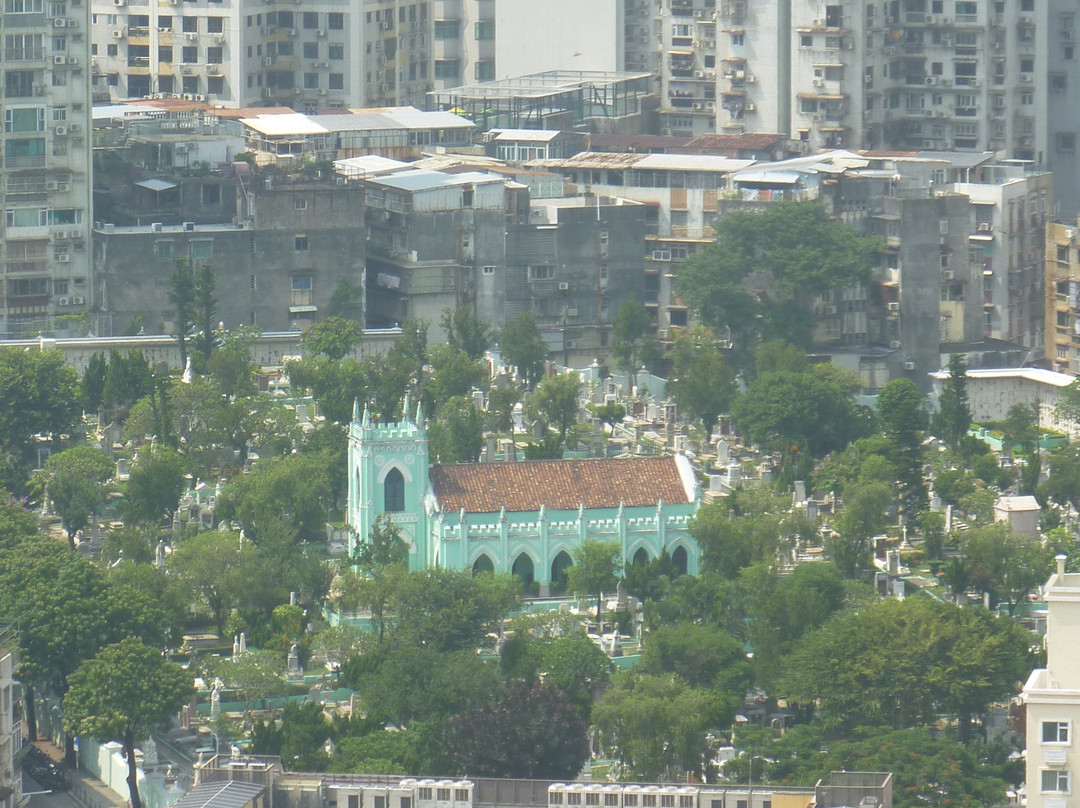 圣味基坟场及圣弥额尔小堂景点图片
