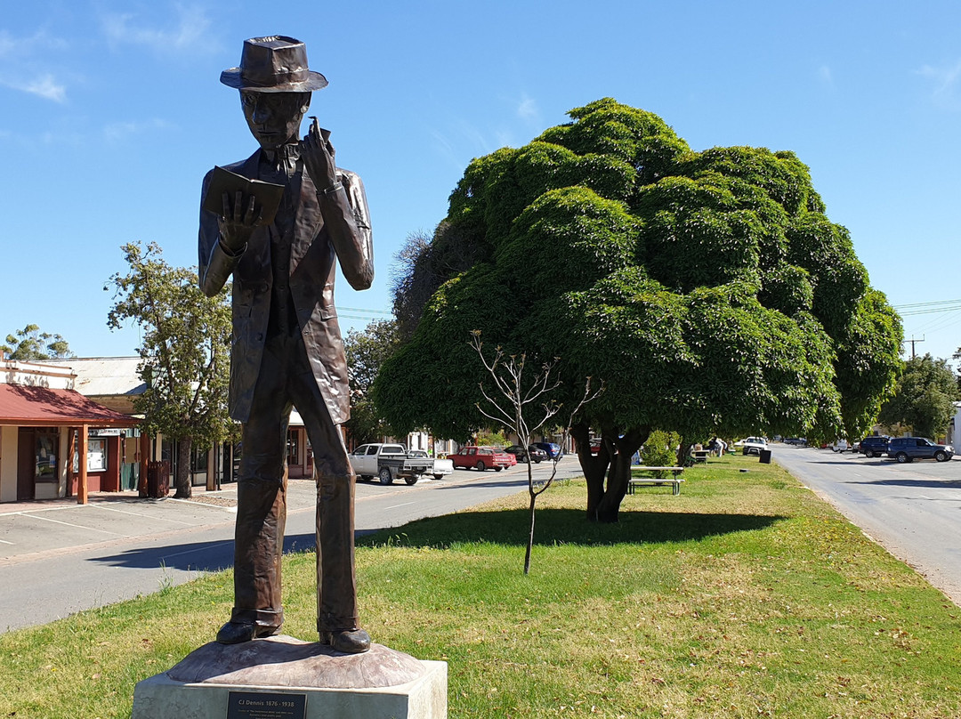 CJ Dennis Statue景点图片