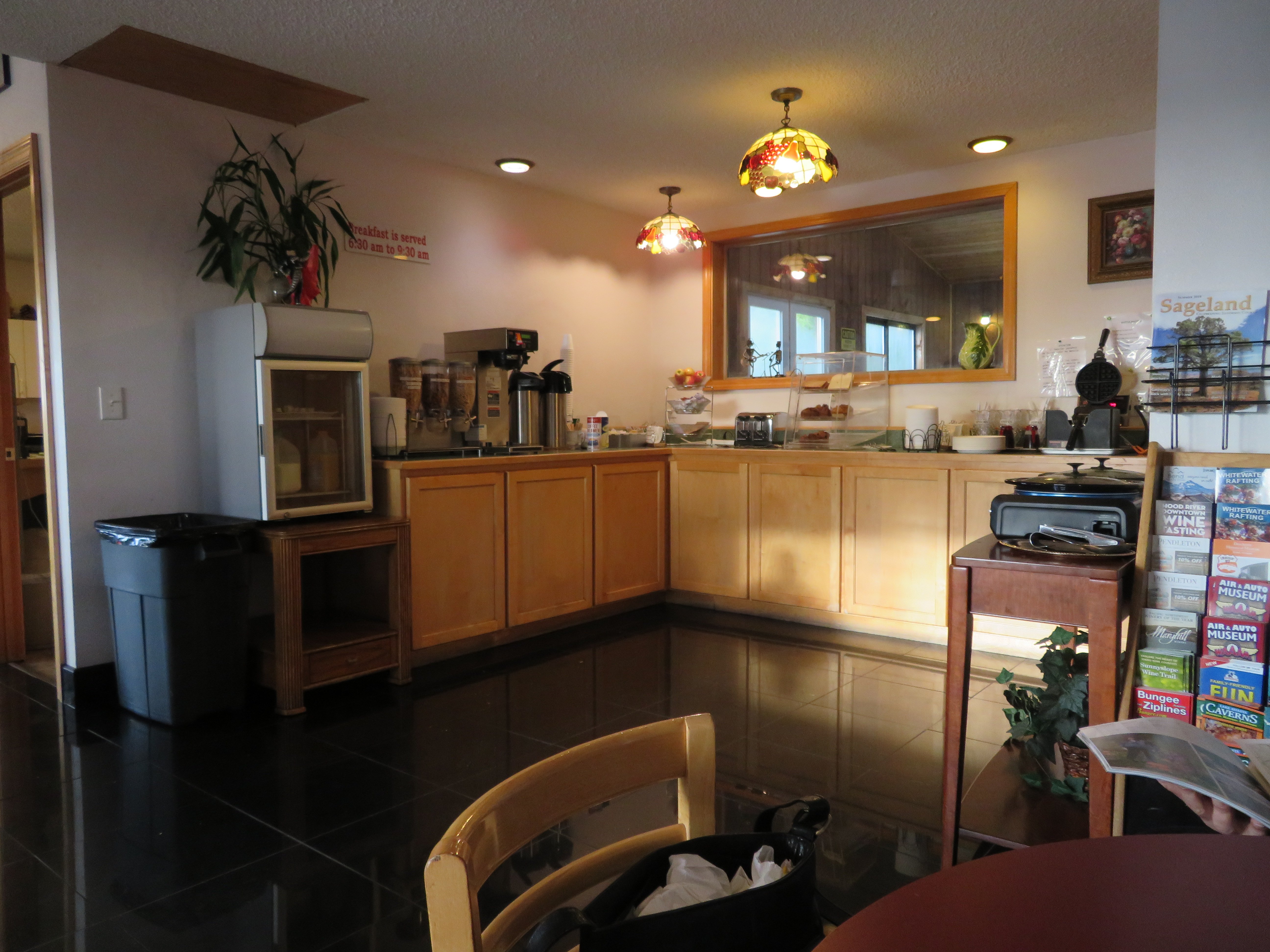 Econo Lodge Inn & Suites Madras Chateau Inn-餐饮