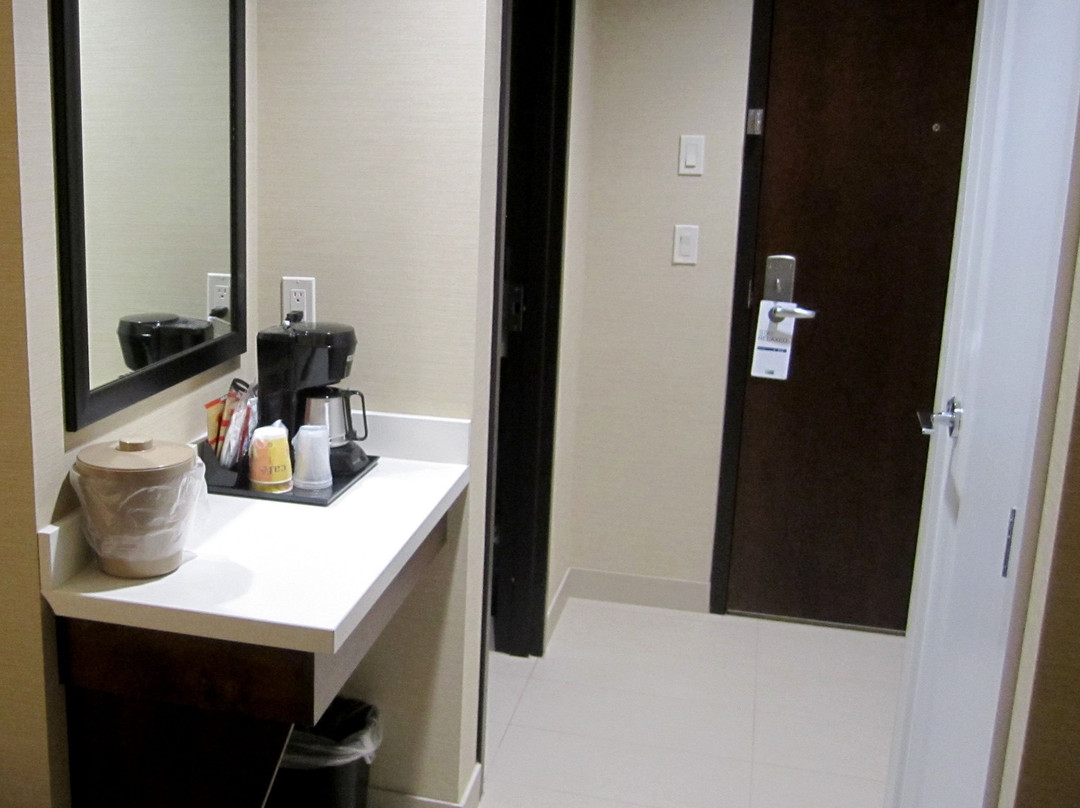 Holiday Inn Express Golden-Kicking Horse主图