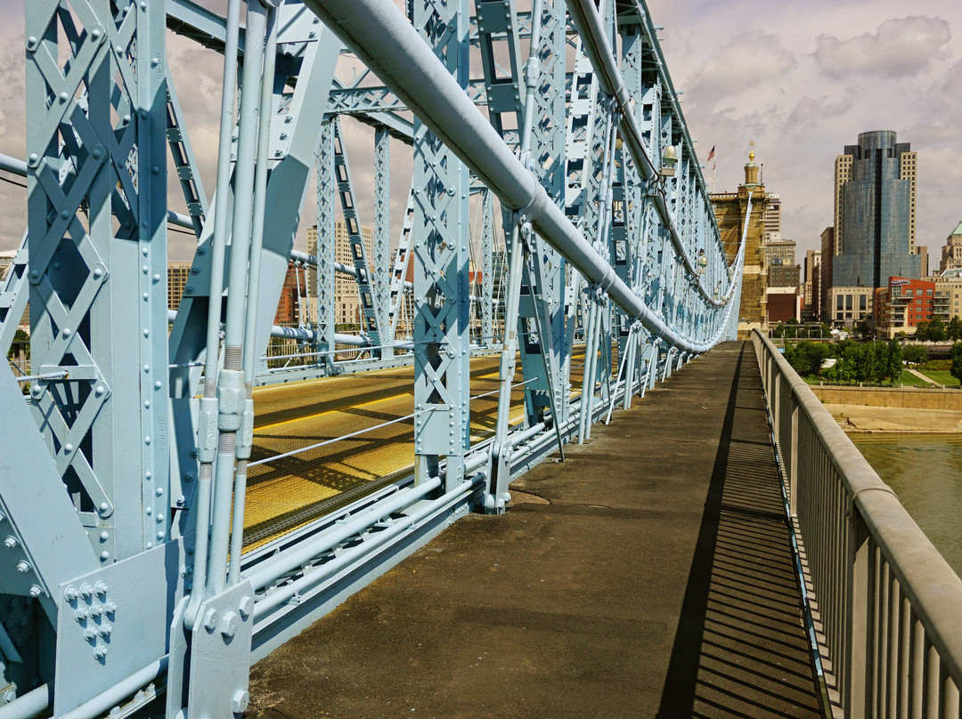罗比林吊桥景点图片
