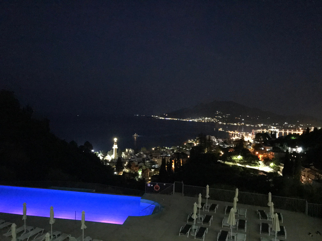 阿克斯阿瓦隆酒店主图