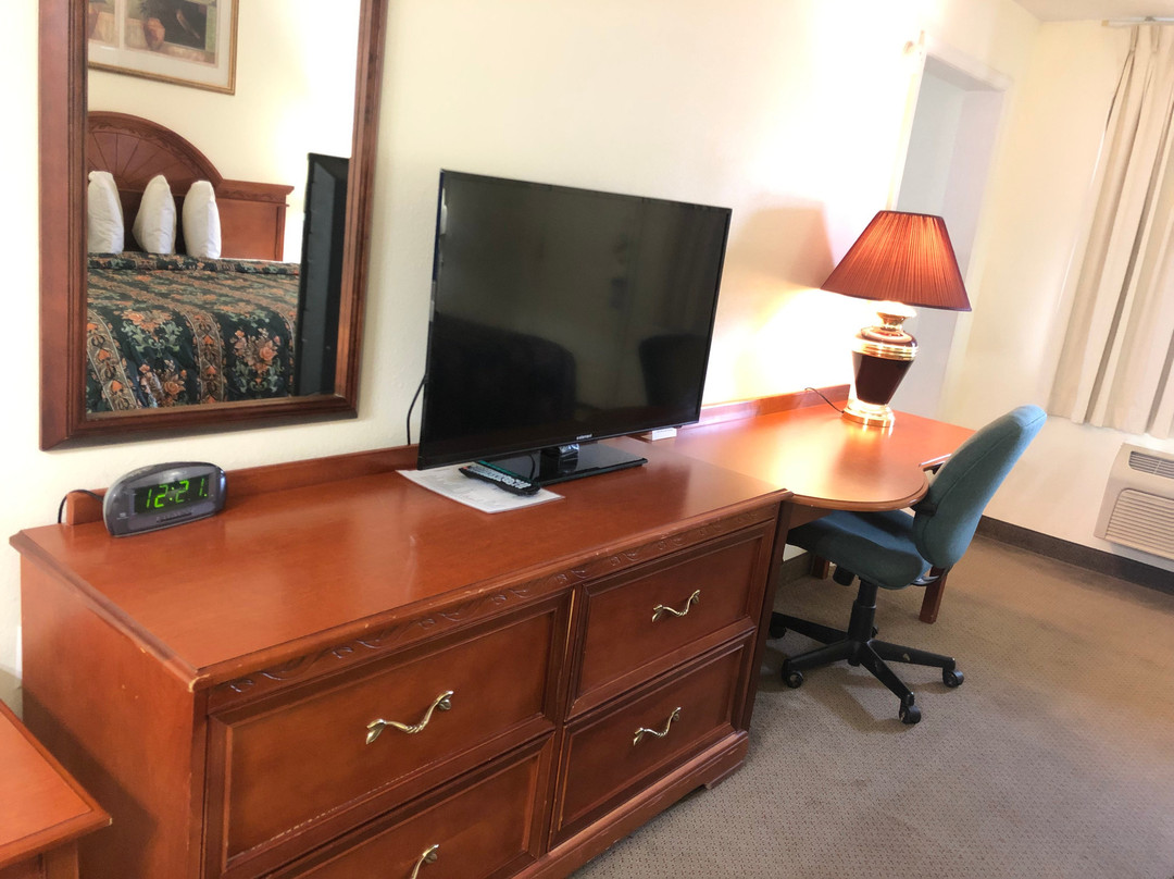 Ozark Inn & Suites主图