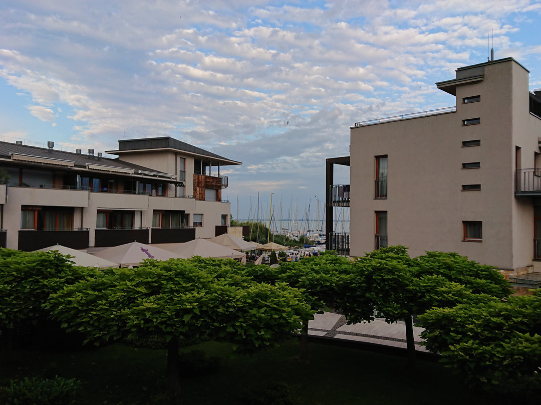 Hotel Golden Lake Resort主图