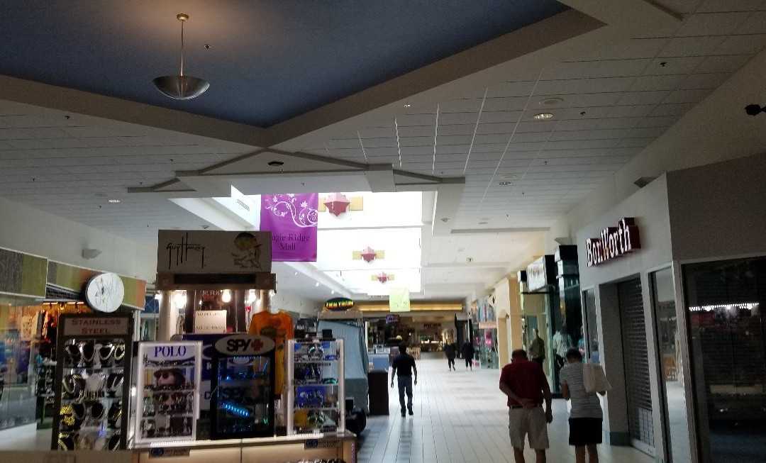 Eagle Ridge Mall-莱克威尔士必去景点