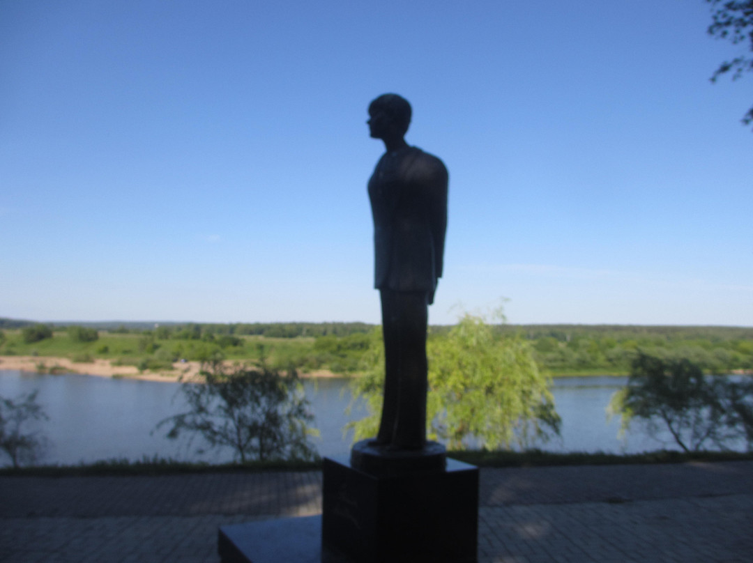 Monument to Bella Akhmadulina-Tarusa必去景点