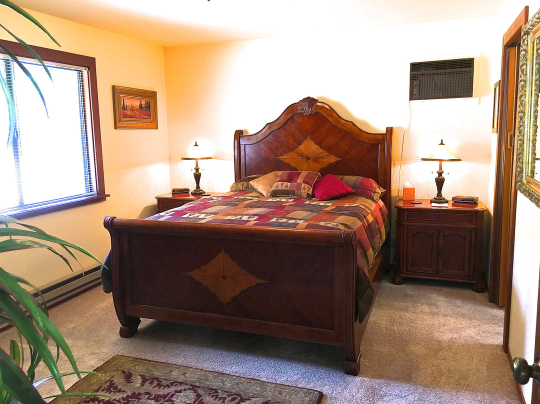 Kenwood Oaks Guest House主图