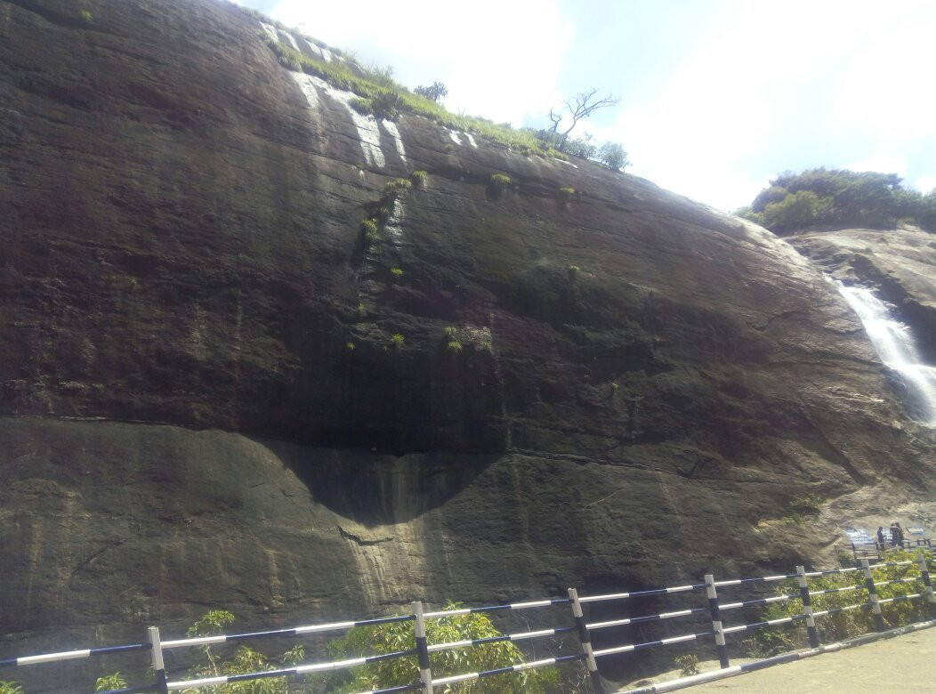 Old Courtallam Waterfalls景点图片
