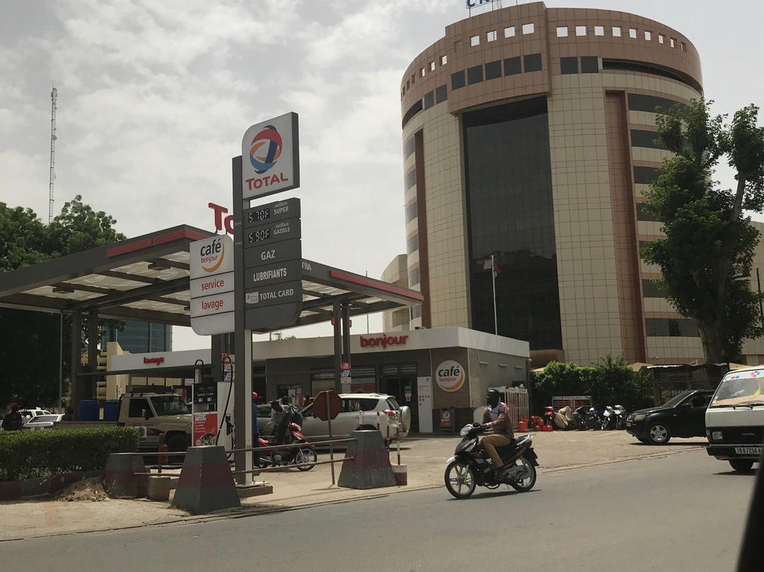 Avenue Charles de Gaulle-恩加美纳必去景点