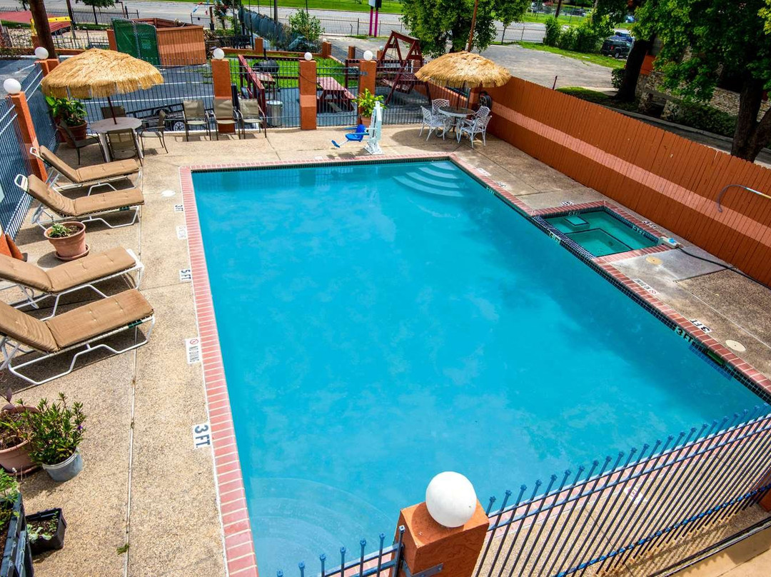 Econo Lodge Inn & Suites Near Lackland AFB主图