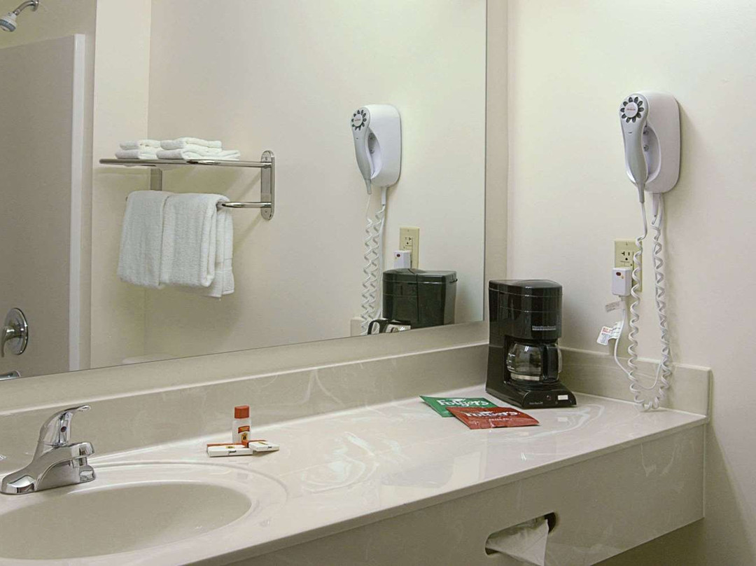 Super 8 by Wyndham Topeka at Forbes Landing主图