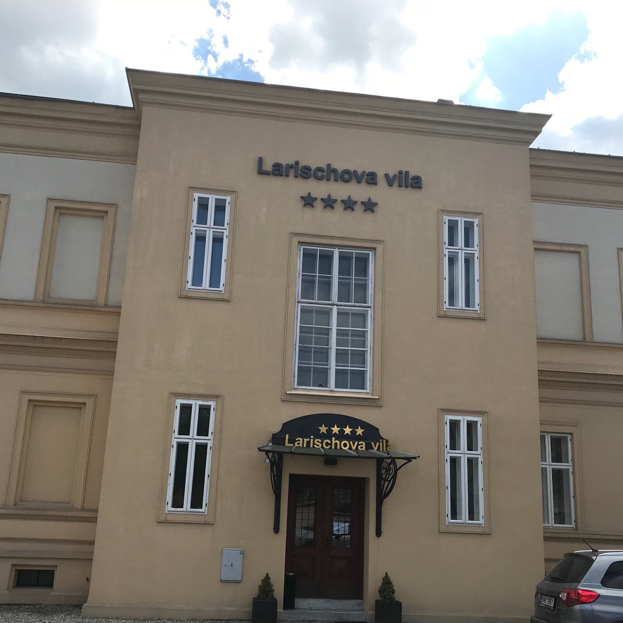 Larischova Vila-官方