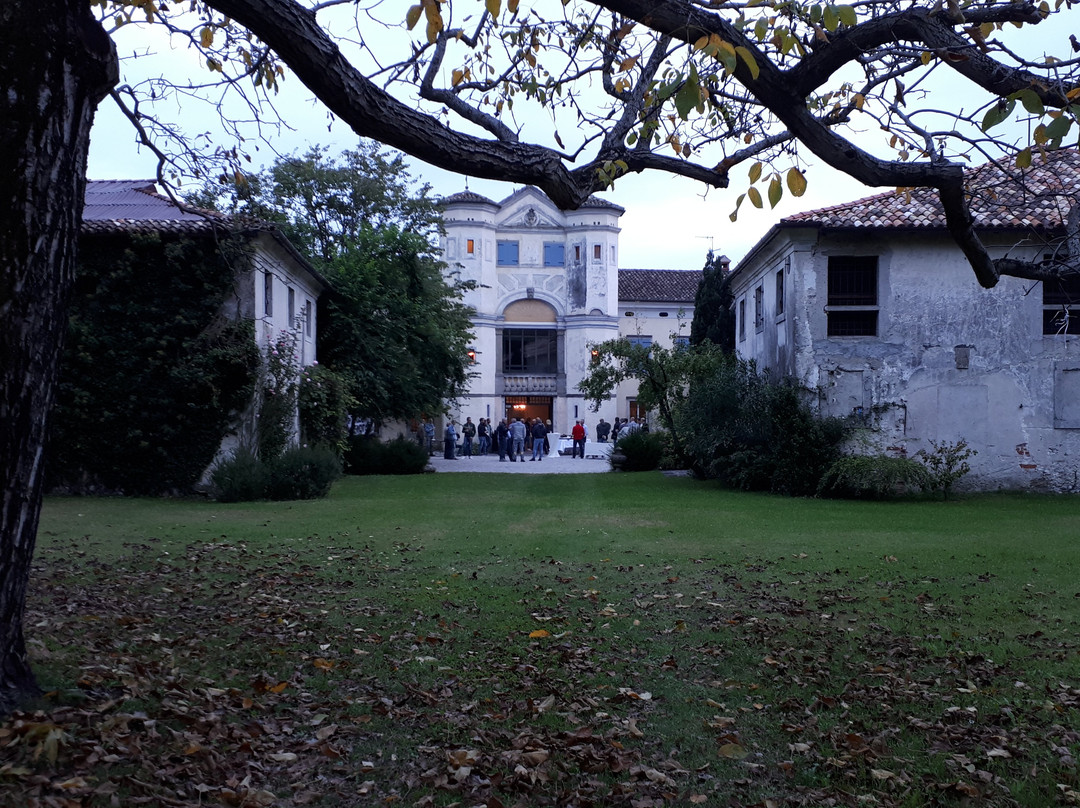 Villa Merlo-Dragoni-Giacomelli-Lovaria必去景点