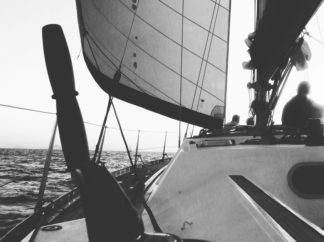 Black and Blue Sailing Santorini-费拉必去景点