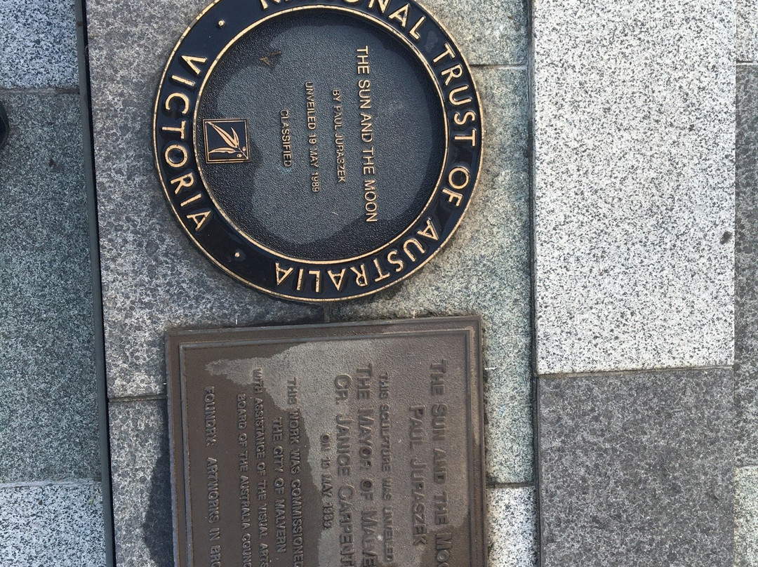 The Sun & The Moon Sculpture - Paul Juraszek-Malvern必去景点
