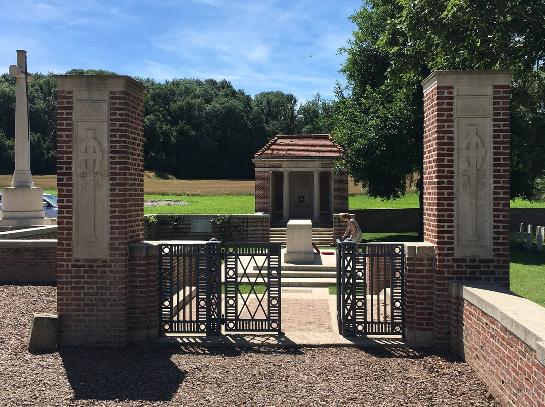 Carnoy Military Cemetery景点图片