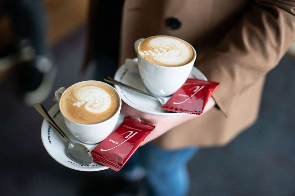 金色郁金香酒店主图