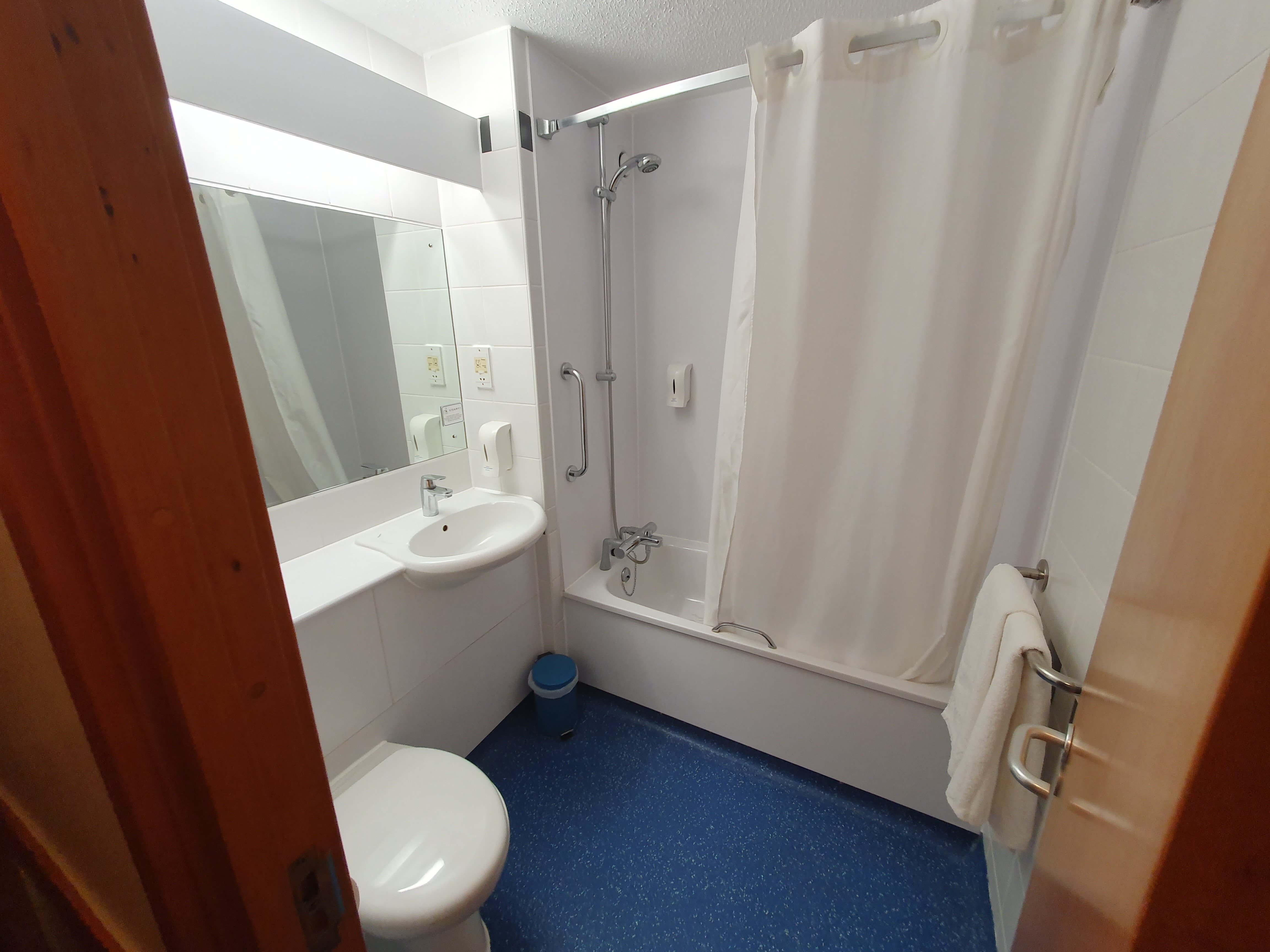 Travelodge Stafford M6-浴室