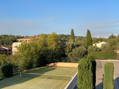 穆然俱乐部酒店主图