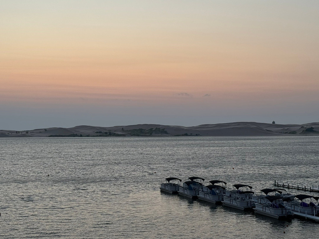 Dunes Waterfront Resort主图