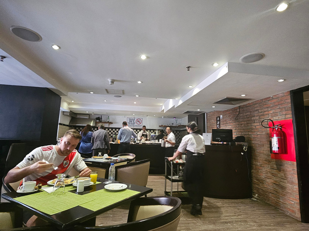 查考套房酒店主图