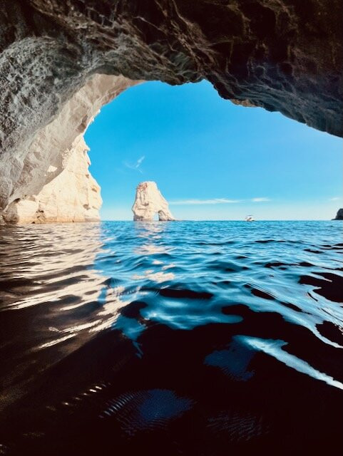 Milos Charters-Adamantas必去景点