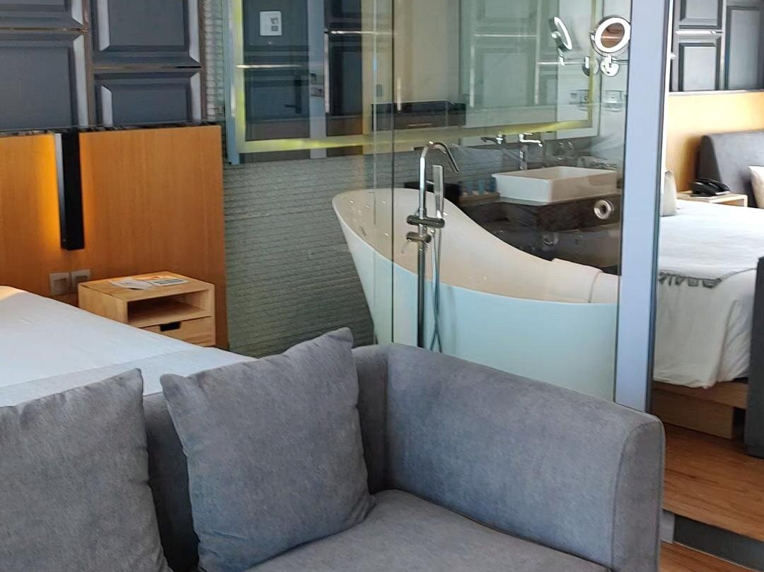 Wyndham Grand Nai Harn Beach Phuket主图