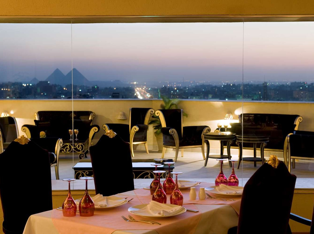 巴塞罗开罗金字塔