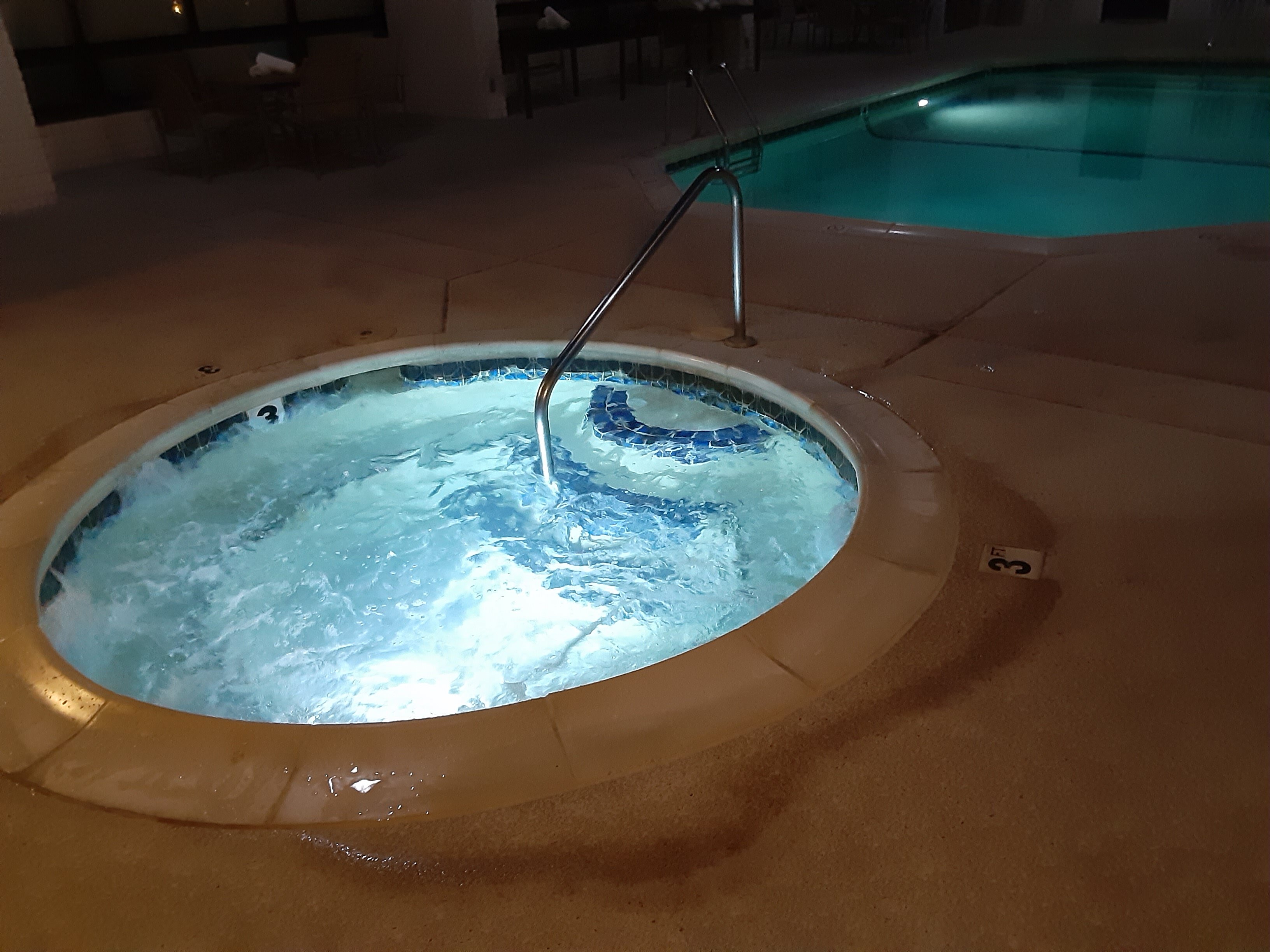 Drury Inn & Suites Joplin-泳池