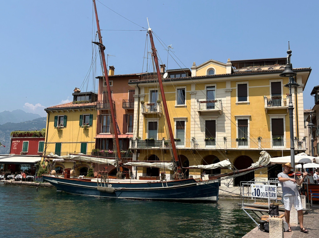 Airport Transfer Verona - Garda Lake - Private Driver - Luxury Limo Service NCC - Private Taxi-锡尔苗内必去景点