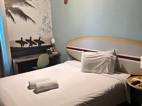 德尔芬冲浪酒店主图