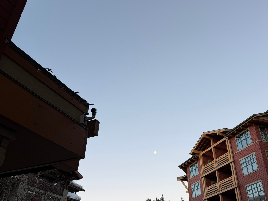 村庄小屋酒店主图