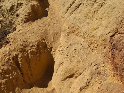 Cliff Boardwalk and Pathway-Olhos de Agua必去景点
