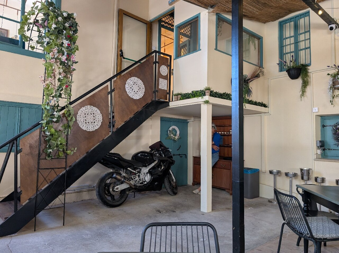 Lavita Cafe & Bar