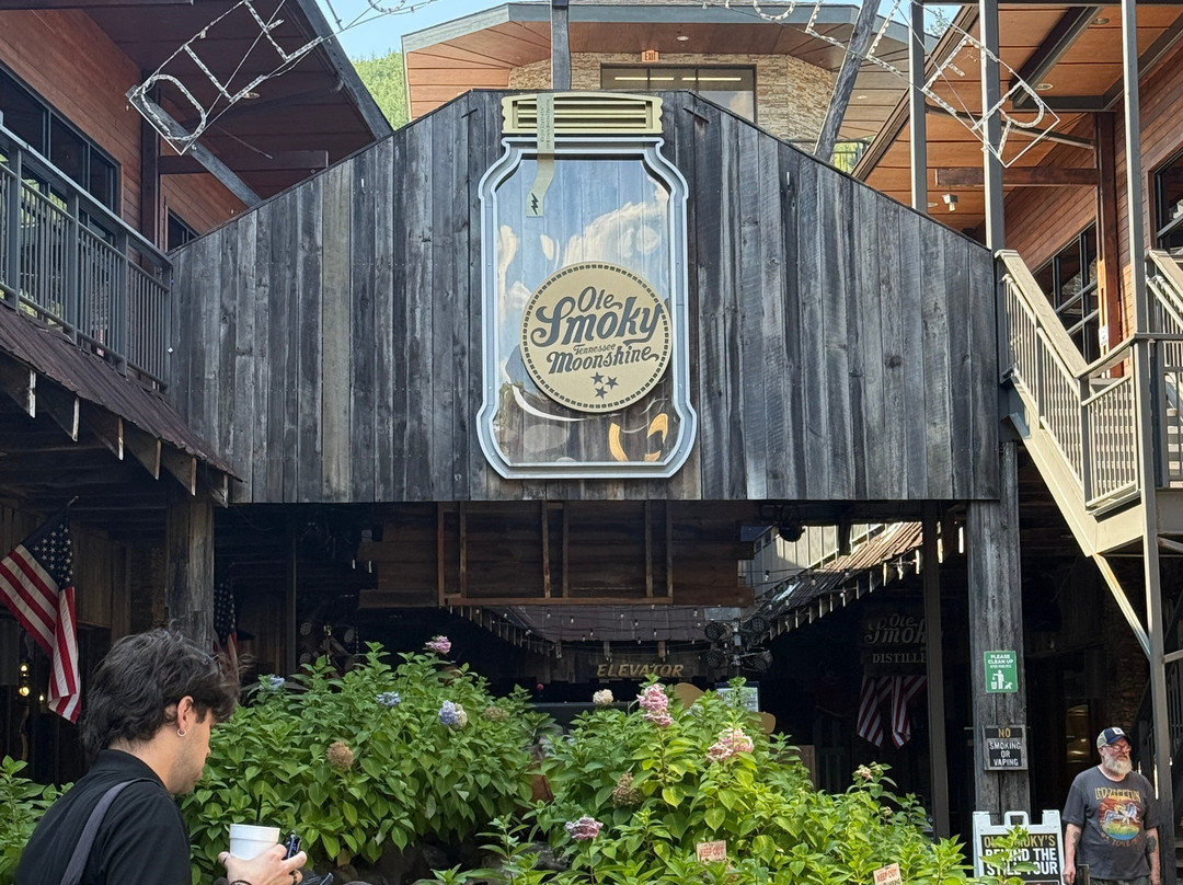 Ole Smoky Distillery - The Holler-盖林柏格必去景点