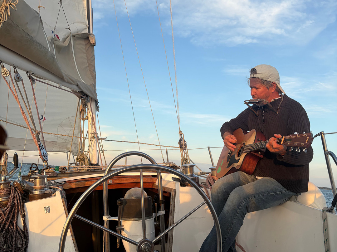 Poet's Lounge Sailing Charter-神秘河必去景点